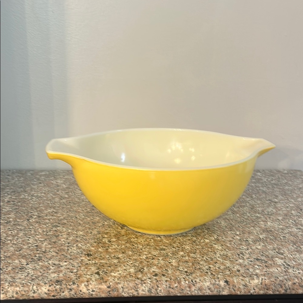 Vintage Pyrex 2.5 quart mixing bowl